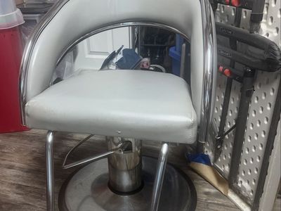 Salon chair