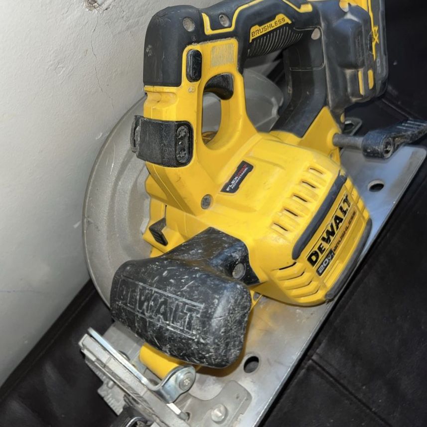 DEWALT 20V MAX XR Brushless 7-1/4" Circular Saw DCS570B (one battery included)