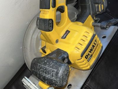 DEWALT 20V MAX XR Brushless 7-1/4" Circular Saw DCS570B (one battery included)