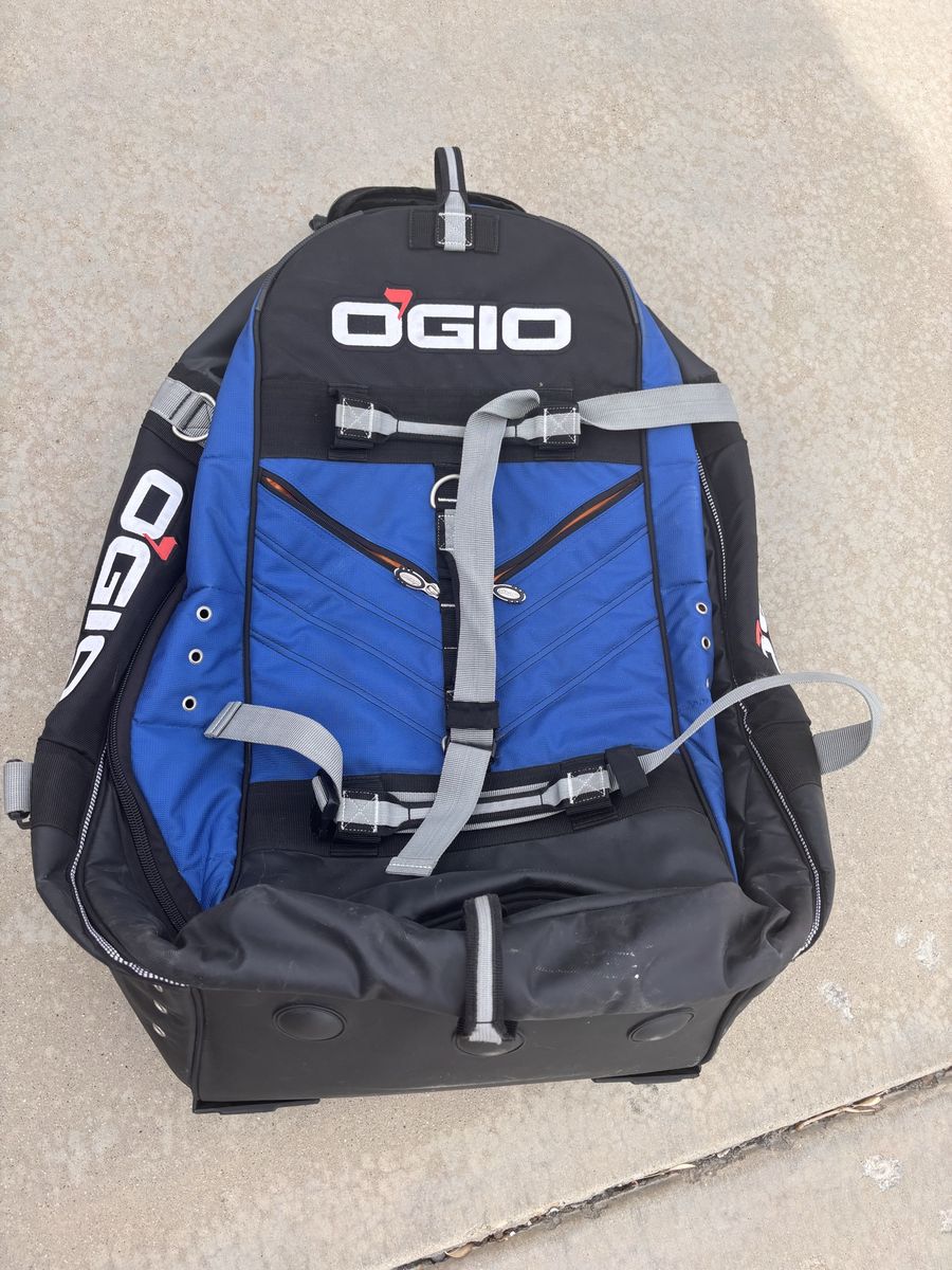 Ogio rig 9800 wheeled gear bag in like new condition