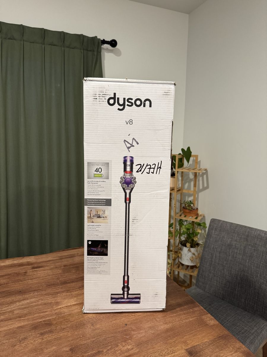 Dyson V8