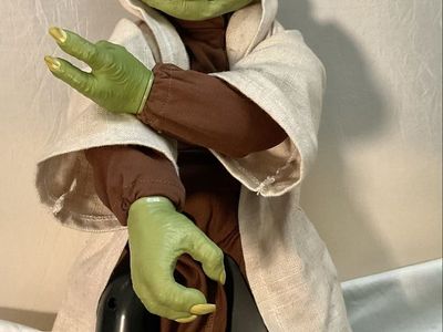 Star Wars Legendary Jedi Master Yoda 16” Interactive Collector’s Edition Figure
