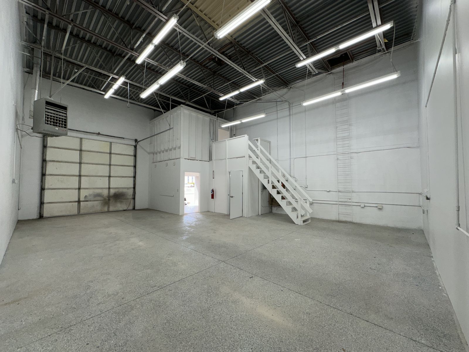 Sandy Warehouse Unit for Lease - 1,200 SF with Garage Door