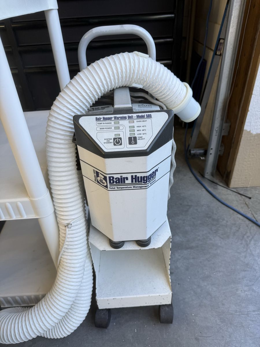 Bair Hugger warming unit (Model 505).