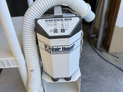 Bair Hugger warming unit (Model 505).