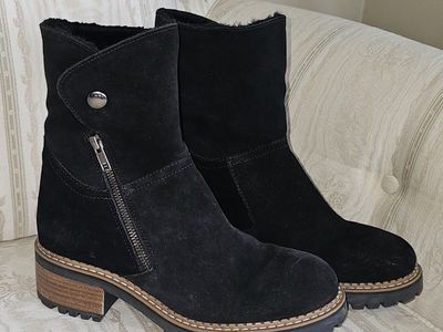 Women's Black Suede Ankle Boots with Faux Fur Lining, Size EU 40 US 8.5 WOMEN'S
Made in Spain