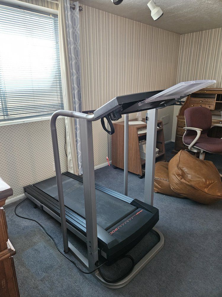 Treadmill Lifestyle Expander 800 w-Incline. Estate Sale