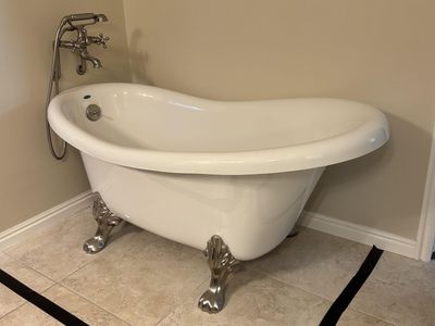 Clawfoot bathtub