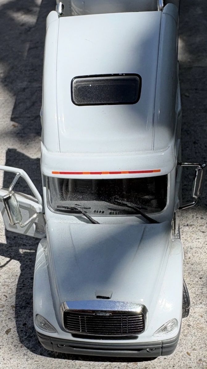 Main image 3