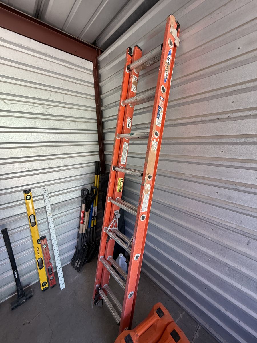 WERNER 16 ft. Fiberglass Compact Extension Ladder with 300 lb. Load Capacity Type IA Duty Rating w/ PIVOT Ladder Tool
