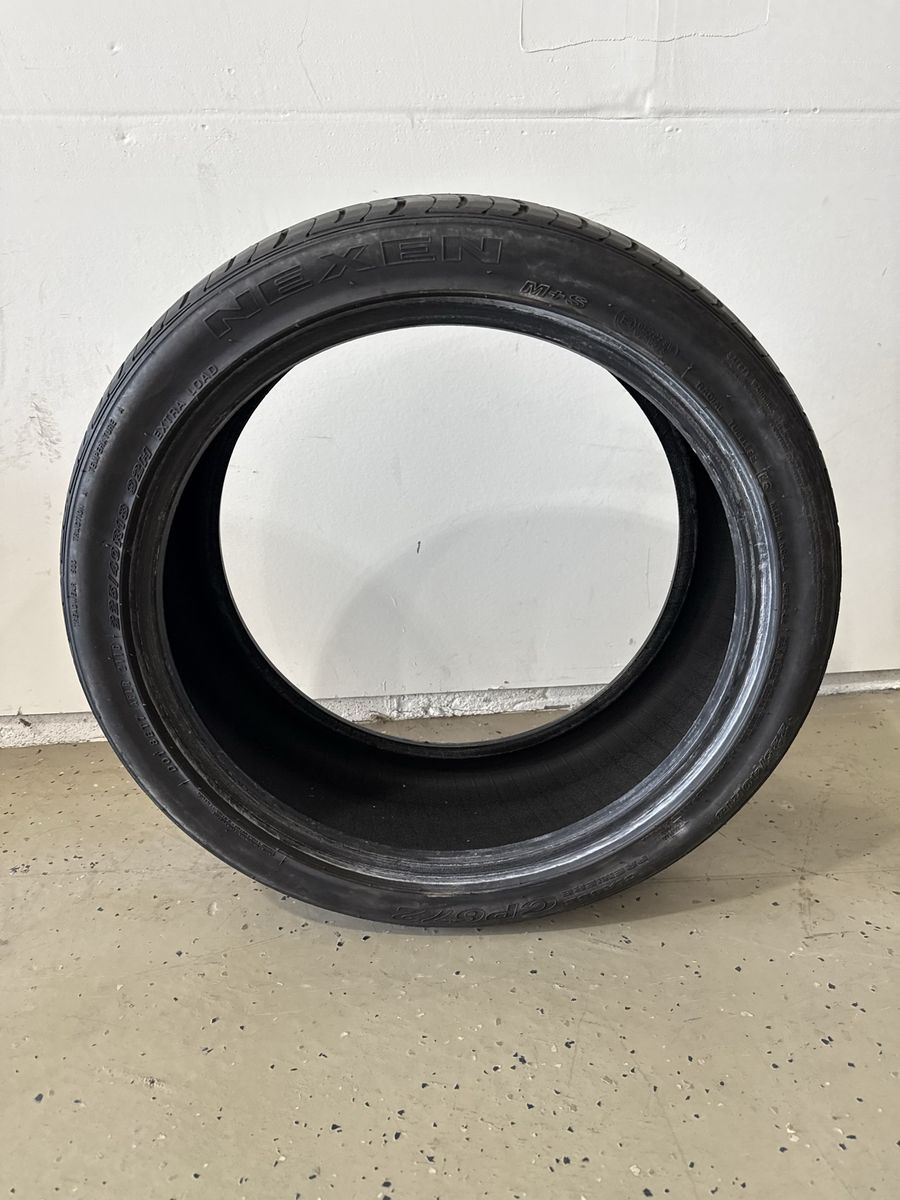Nexen CP672 225/40r18 like new tire.