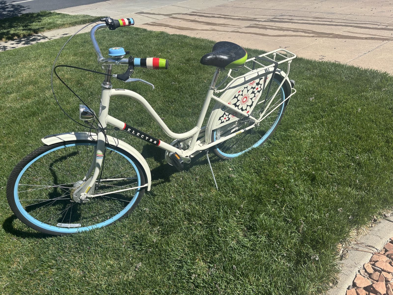 Electra Cruiser Bike With Rack And Fenders
