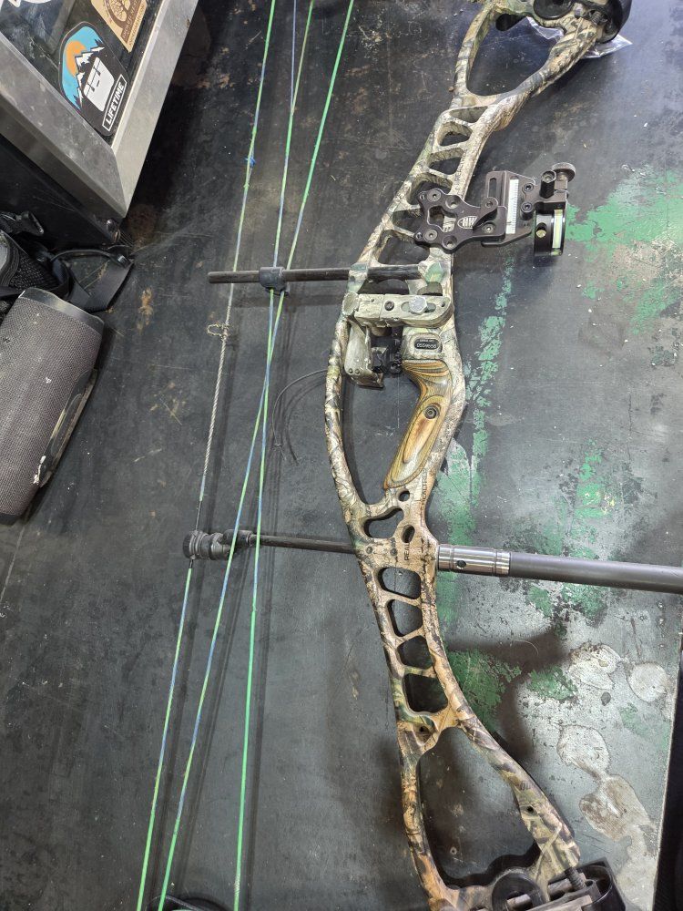 Hoyt Bow Camouflage Compound Hunting Bow with HHA Sports Sight