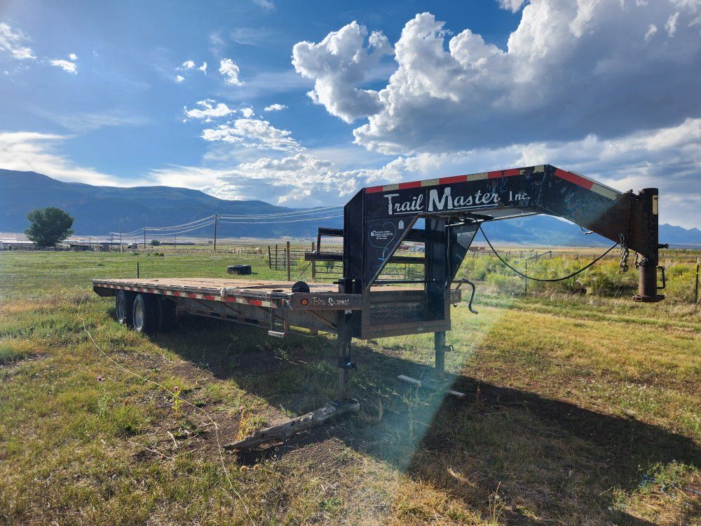 2008 Trail Master 30' Gooseneck Flatbed Trailer - Dual Axle Dually.