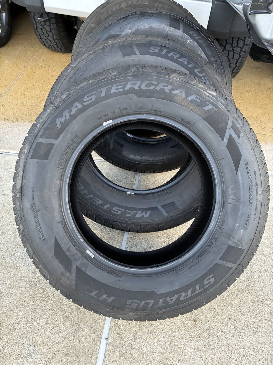Like new Mastercraft Stratus HT 255/70R18 Tires