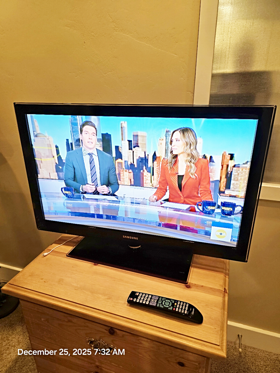 SAMSUNG 36" HDTV Super Nice