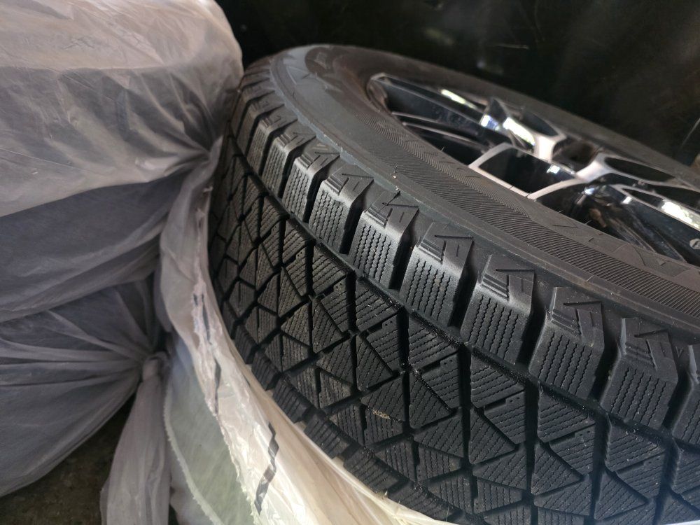 Set of 4 Bridgestone Blizzak and wheels for winter $500