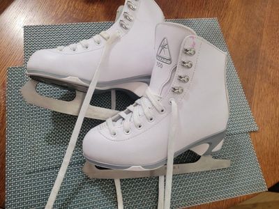 Jackson Ultima Mystique 150 White Figure Skates Size 3 Mark I Blades