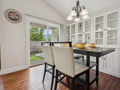 Modern Dining Table + 4 Leather Chairs