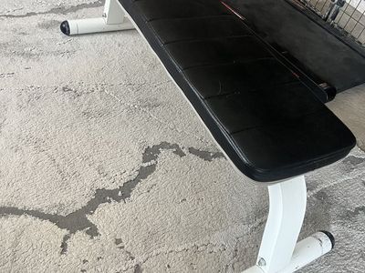 Black Flat Weight Bench - Sturdy Home Gym Fitness Equipment for Strength Training