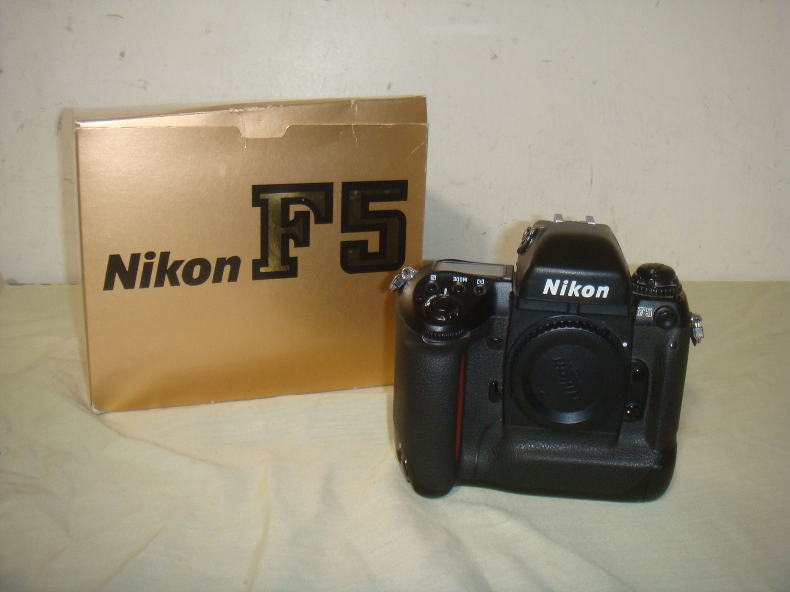 NIKON F5 35MM SLR FILM CAMERA BODY ONLY -TESTED/WORKING SER# 3095665