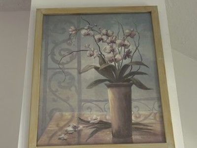 Framed Floral Vase Wall Art Print – Soft Neutral Botanical Décor