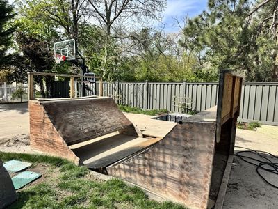 Skate ramp half pipe