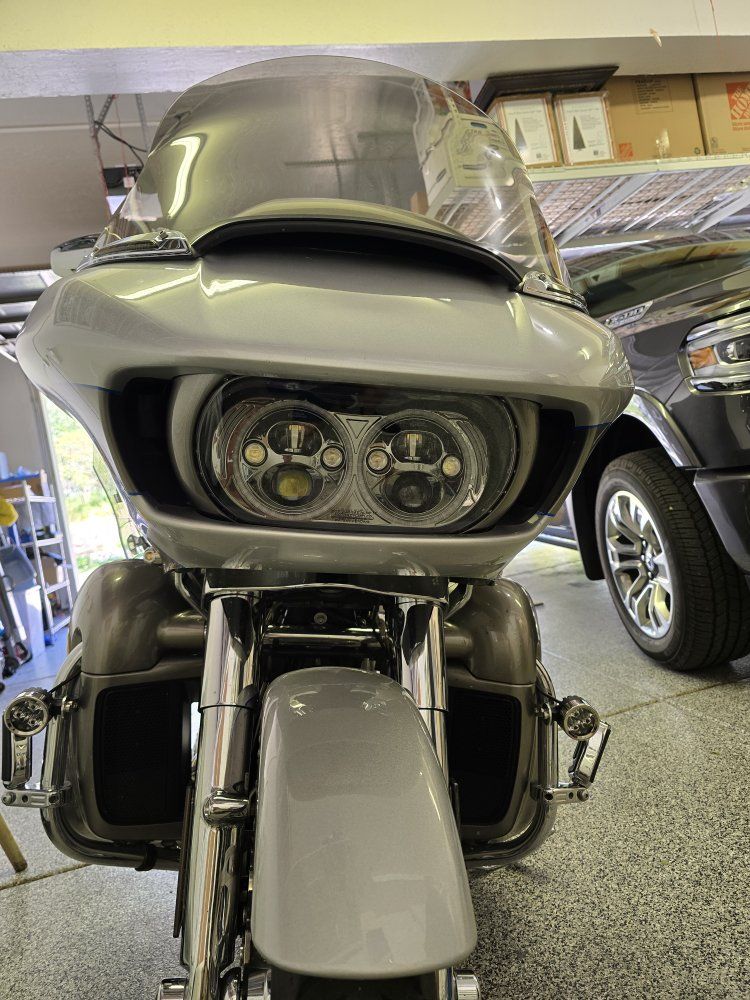 Harley-Davidson Road Glide Custom Motorcycle - Silver, Excellent Condition, Touring Ready