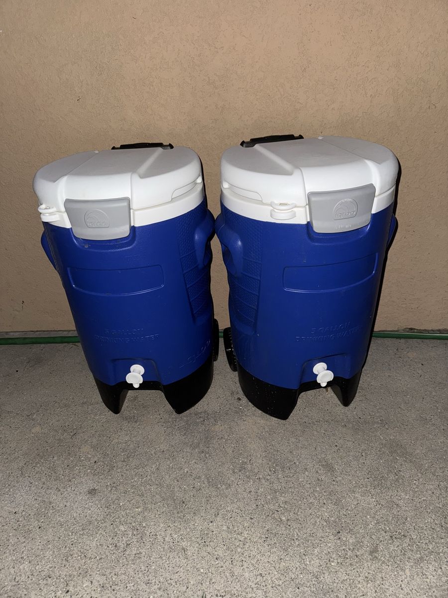 Igloo 5 Quart Roller Cooler Hard-Sided with wheels