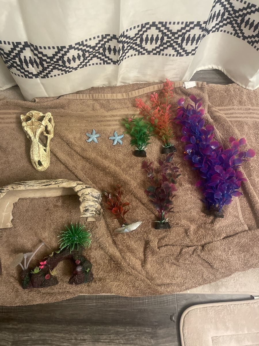 Assorted Aquarium Decorations & Hides - Plastic Plants, Skull, Cave