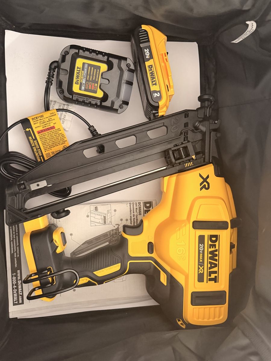 Dewalt 20V 16 Ga Angled Finish Nailer