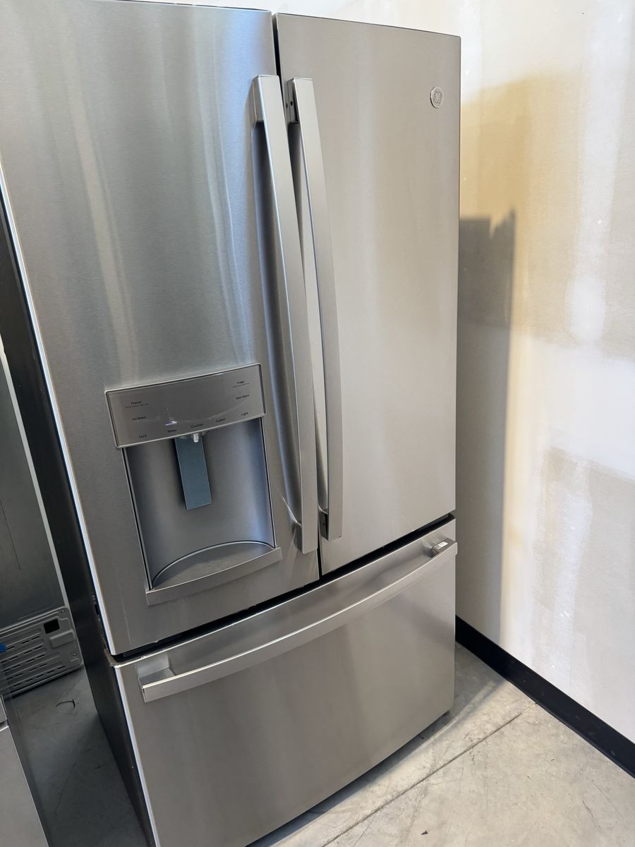 Scratch and dent GE - 36 in. Wide 22.1 Cu. Ft. French Door Counter-Depth Refrigerator
