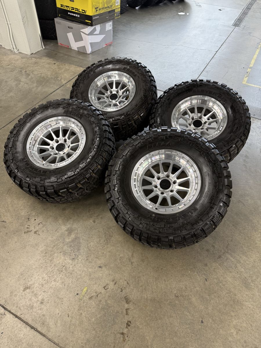 LIKE NEW 17x9 lock Offroad wheels/ 35x12.50r17 tires 6x5.5