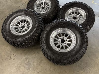 LIKE NEW 17x9 lock Offroad wheels/ 35x12.50r17 tires 6x5.5
