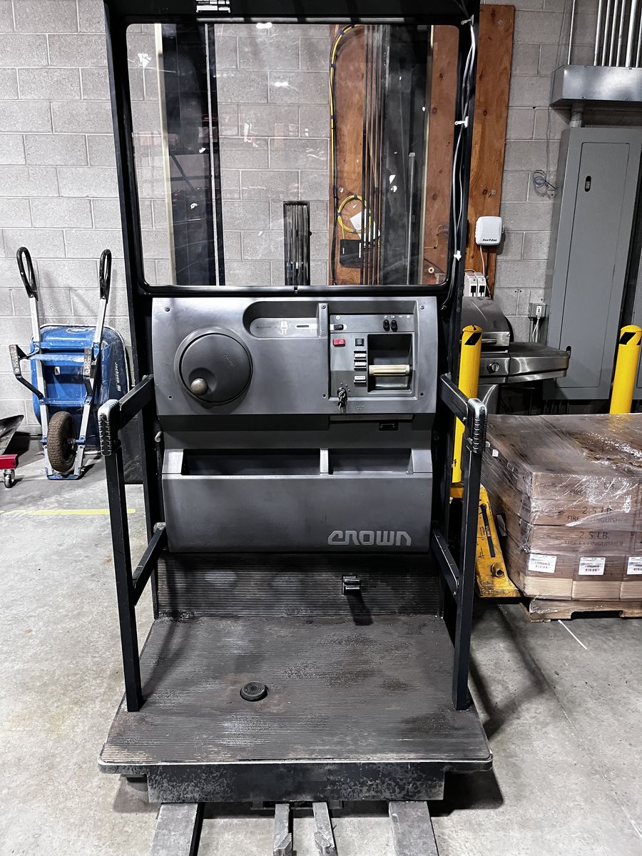 Crown SP3000 series stand-up electric order picker forklift,