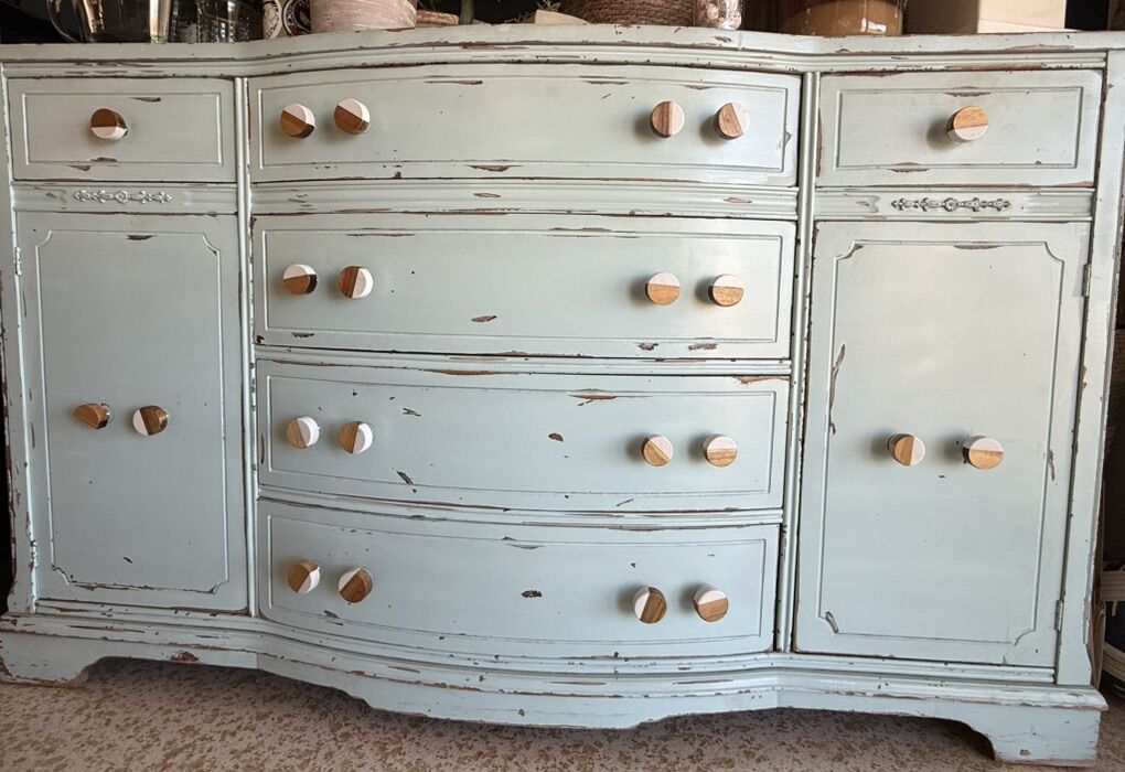 Beautiful solid wood dresser/buffet/sideboard