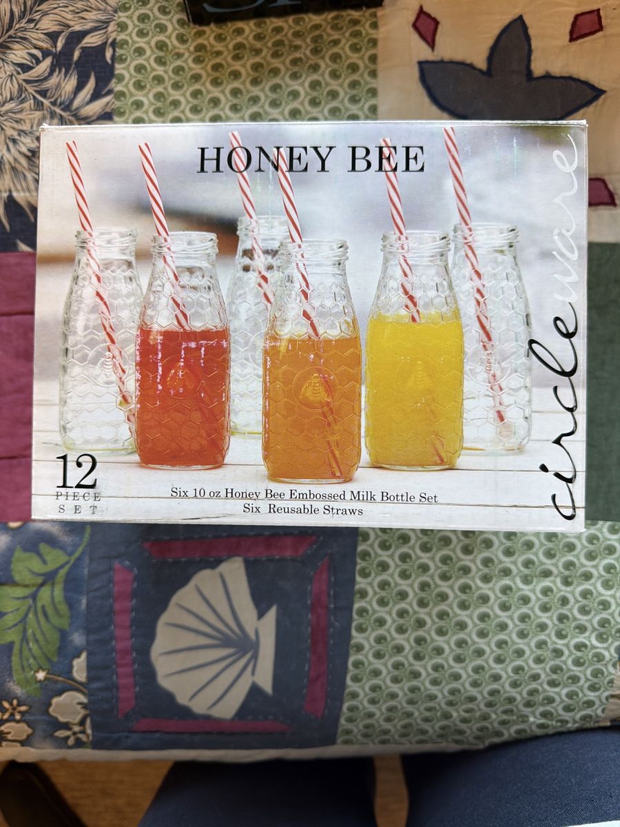 Brand NEW: Honey Bee 10 oz Embossed Milk Bottle & Reusable Straws - 12 Piece Set