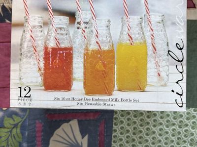 Brand NEW: Honey Bee 10 oz Embossed Milk Bottle & Reusable Straws - 12 Piece Set