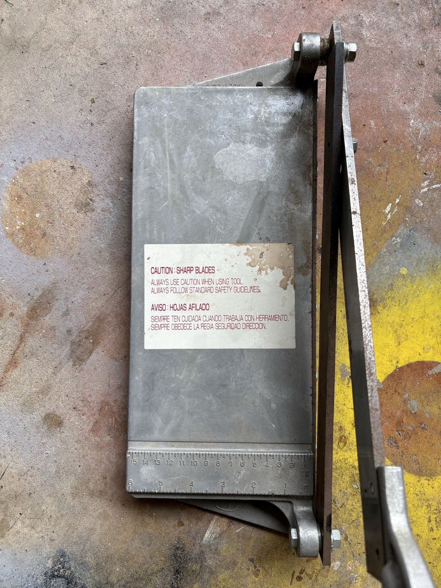 Vinyl tile cutter