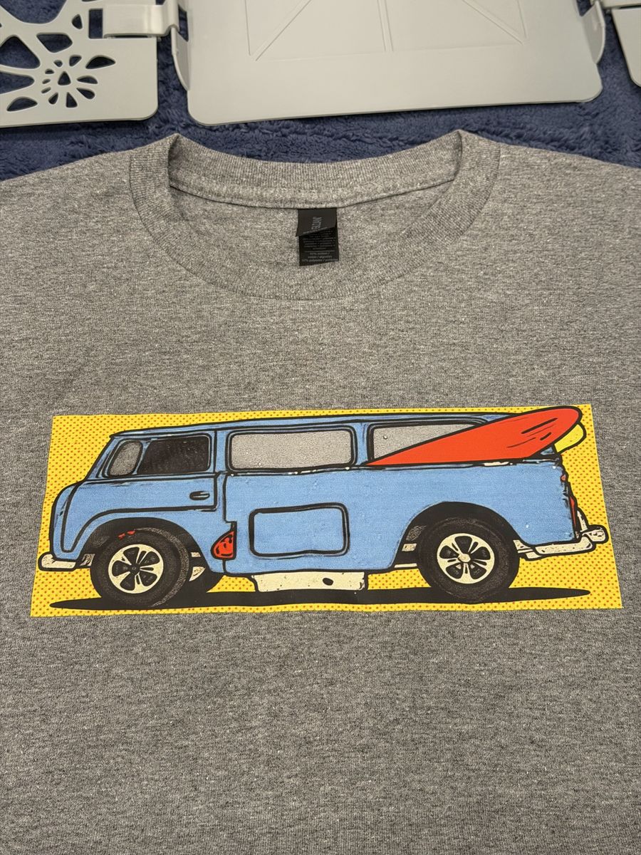 Gildan Men's comic Style Hot Wheels Beach Bomb Gray Short Sleeve T-Shirt with Blue Van & Surfboard Graphic Size XL