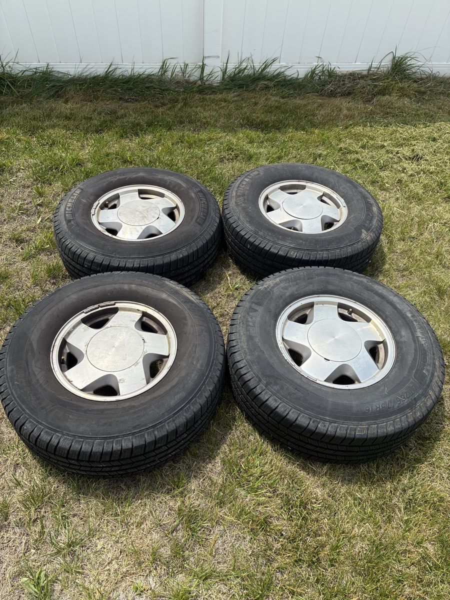 265 65r20 tires on gmt400 stocks