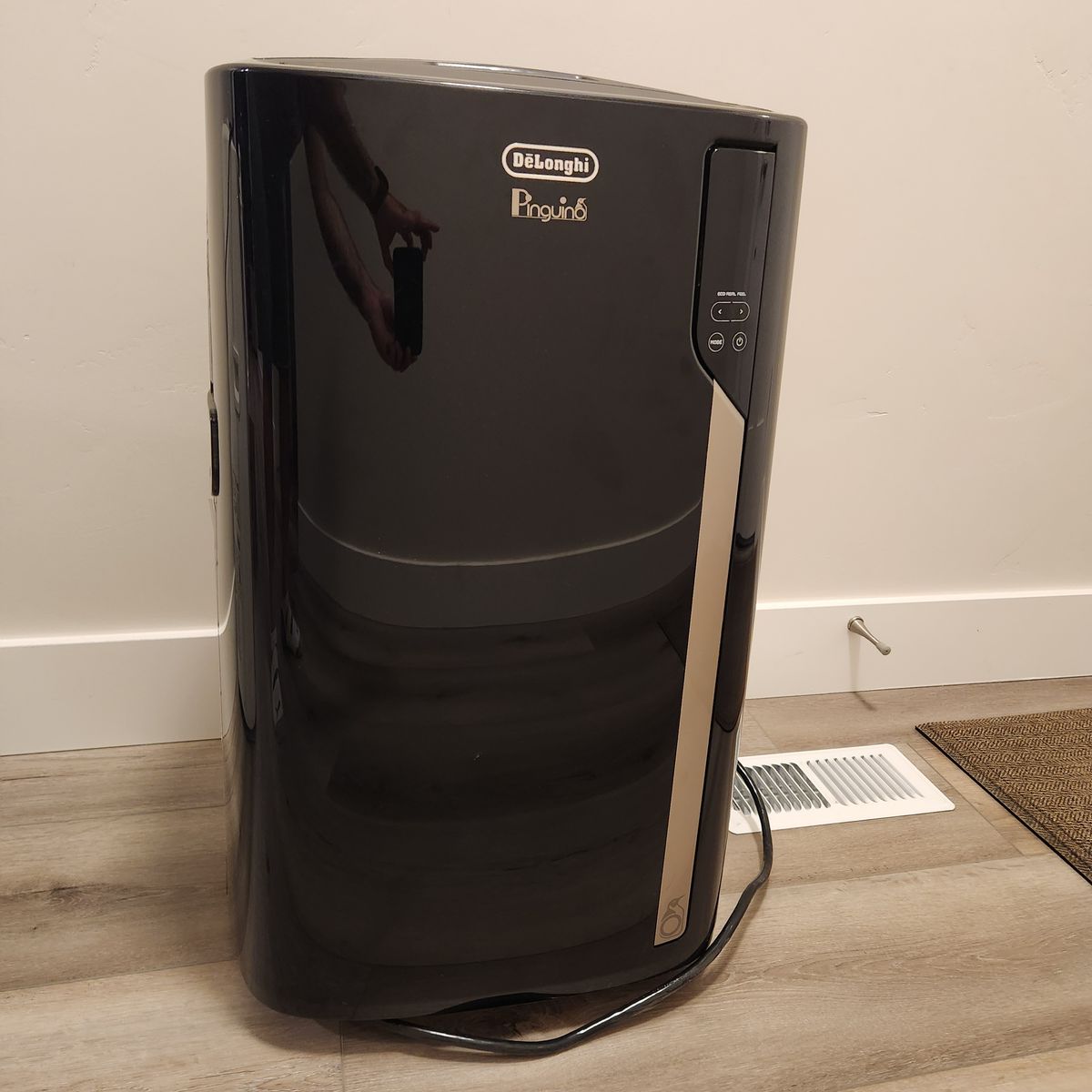 DeLonghi Pinguino PAC EL390HLWK Portable Air Conditioner Black w/ Accessories