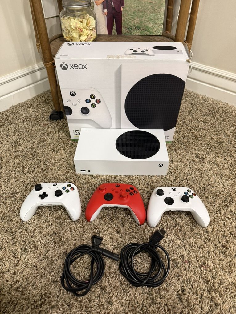 Xbox Series S 3 Controllers