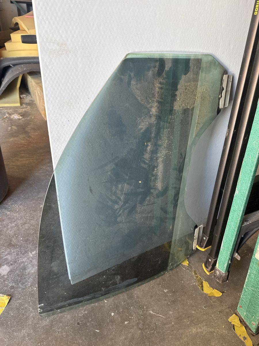 passenger right front window suburban yukon silverado sierra 2015