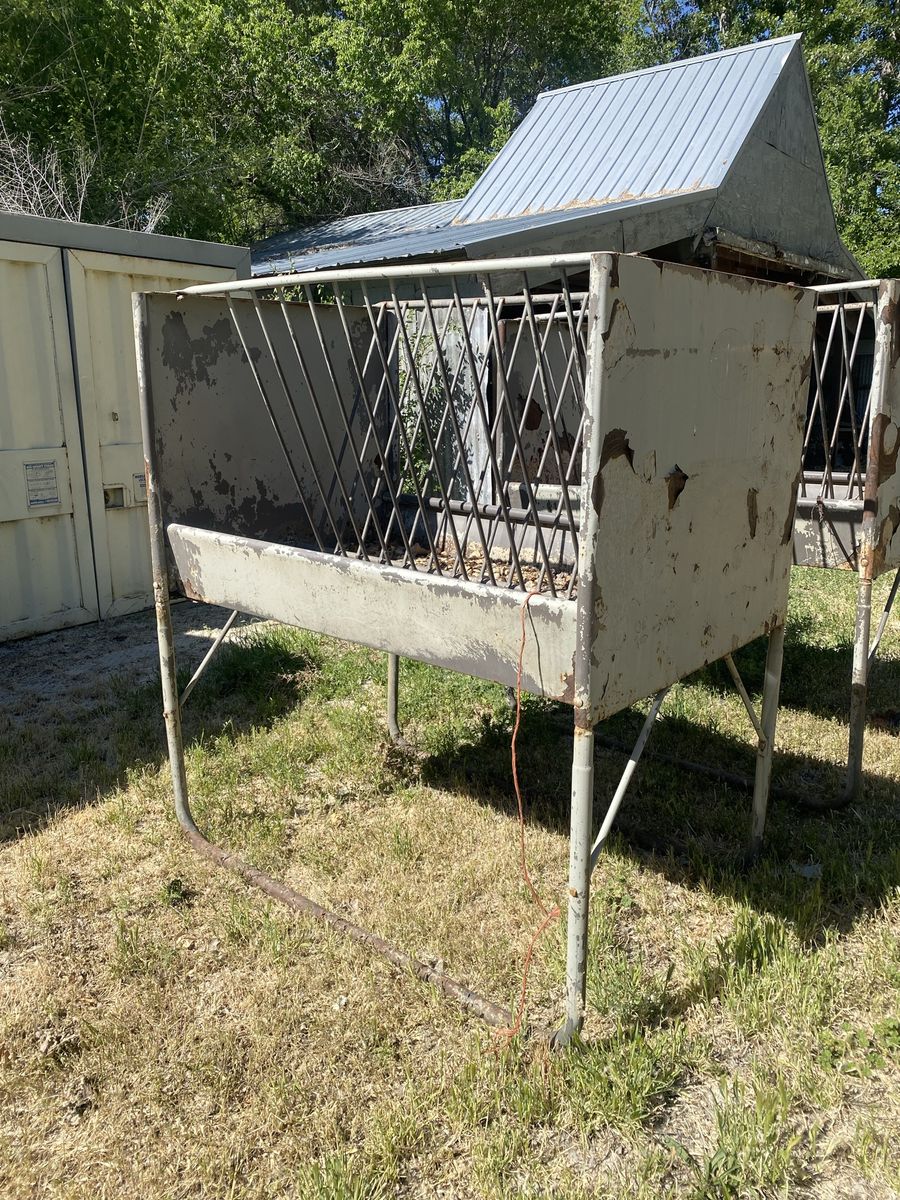 Horse feeders