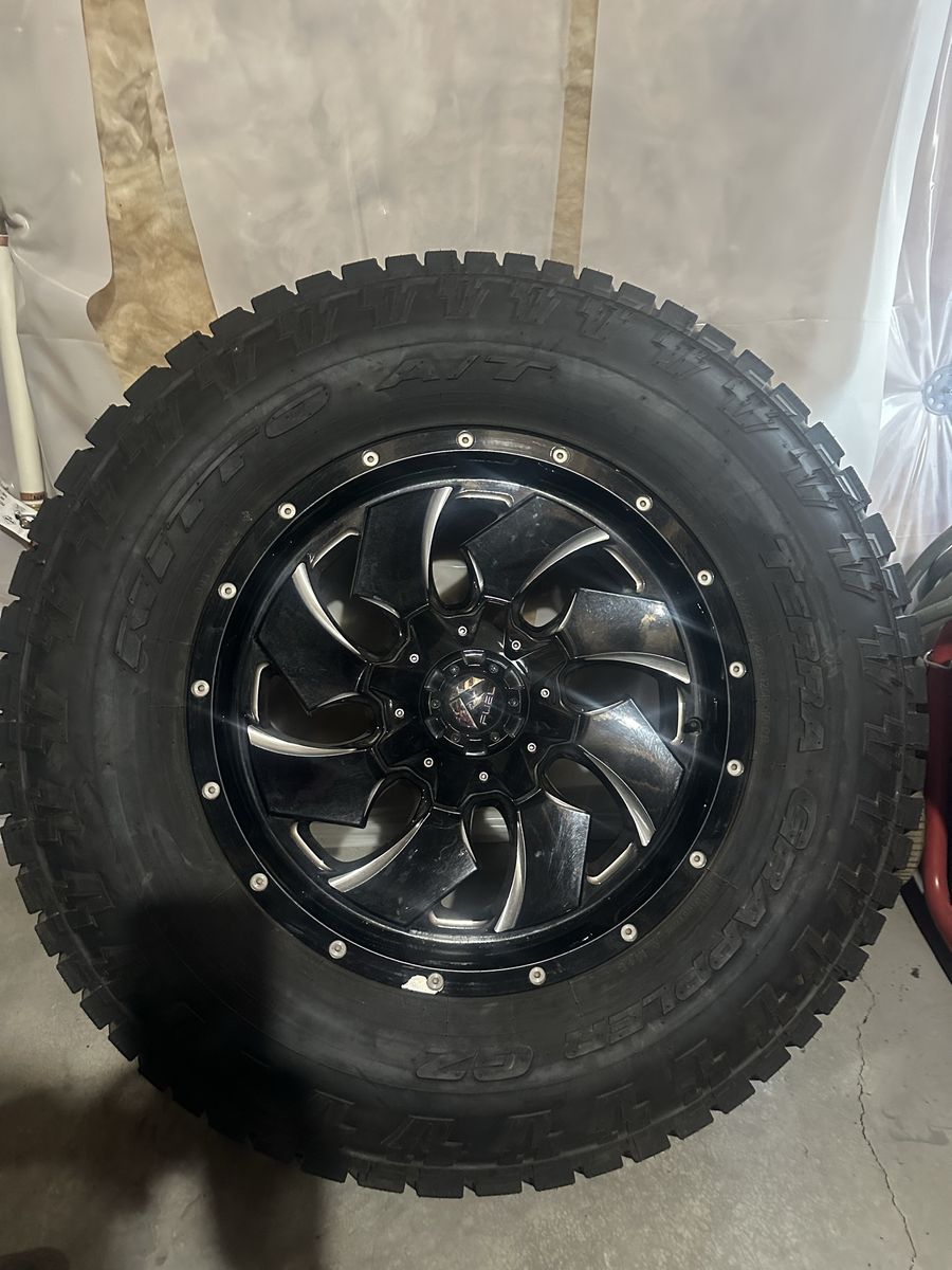 Fuel Cleaver 20 wheel with 37x12.5x20 tire