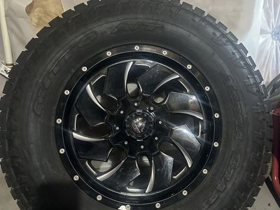 Fuel Cleaver 20 wheel with 37x12.5x20 tire