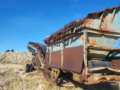 Feeder with grizzly bars and discharge belt
