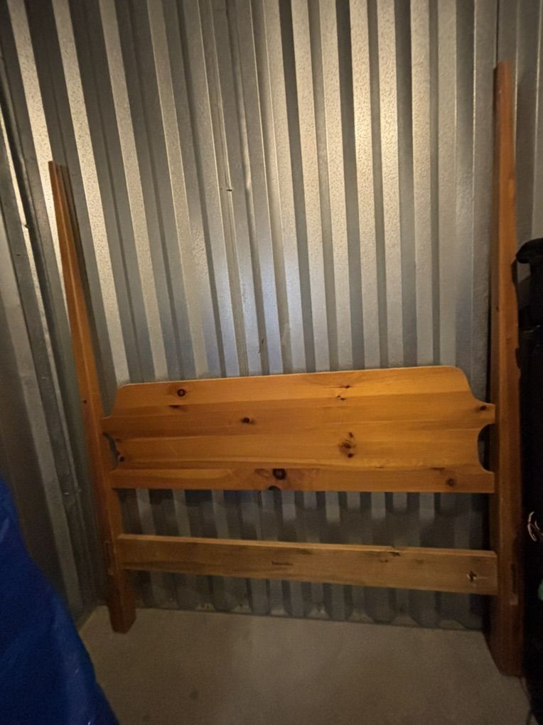 Ethan Allen 4 poster Wood bed  $150 B/O