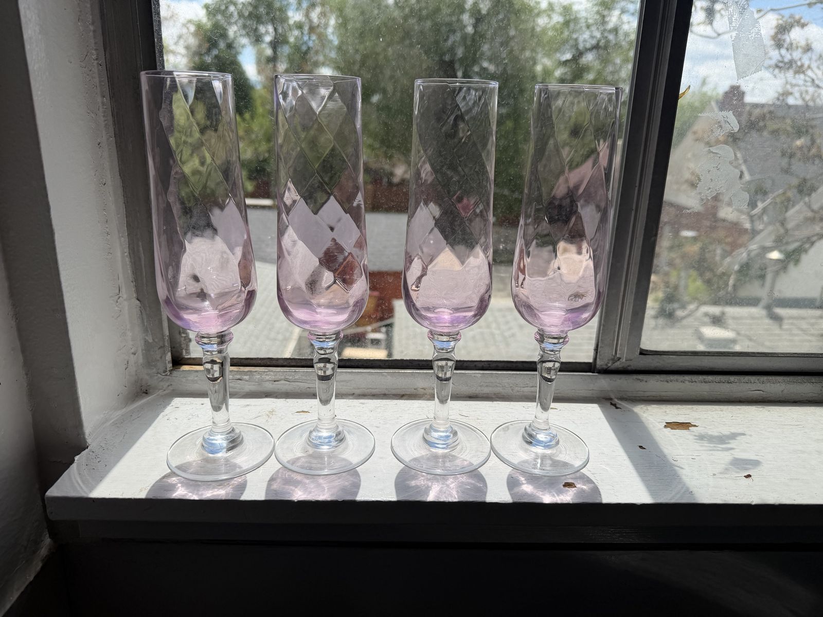 Set of 4 Pink Champagne Flutes - Elegant Geometric Design, Perfect for Special Occasions